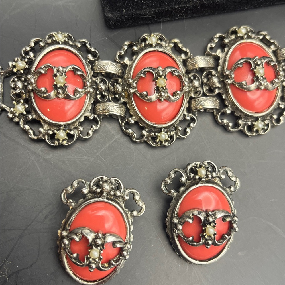 Vintage coral toned lucite Victorian Regency bracelet + earrings set - Picture 4 of 5